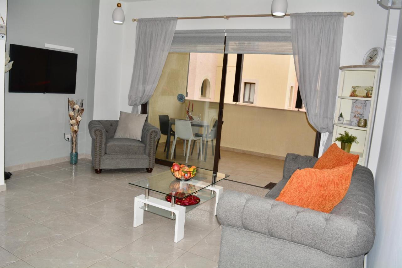 Queens Gardens - Kato Paphos - Next To Kings Ave Mall --- By Yiota Exteriér fotografie